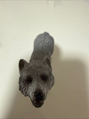 Schleich howling gray wolf figurine 2009 collectible model.